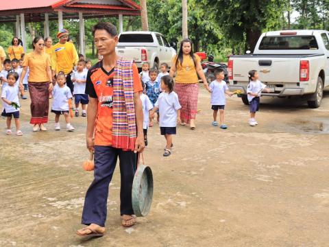 ถวายเทียนพรรษา และเวียนเทียน เนื่องในวันอาสาฬหบูชาและวันเข้าพรรษา