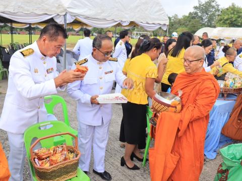 พิธีตักบาตรข้าวสารอาหารแห้ง และพิธีพิธีวางพวงมาลา