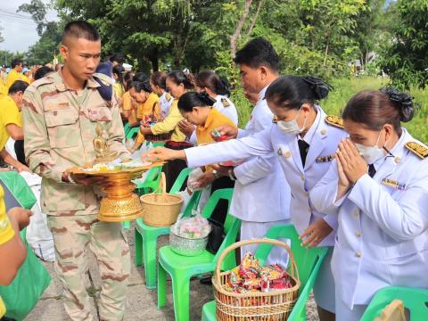 พิธีตักบาตรข้าวสารอาหารแห้ง และพิธีพิธีวางพวงมาลา