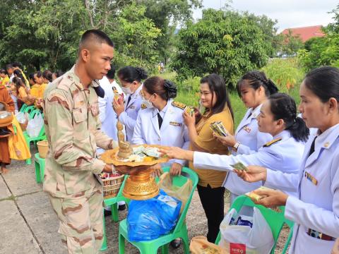 พิธีตักบาตรข้าวสารอาหารแห้ง และพิธีพิธีวางพวงมาลา