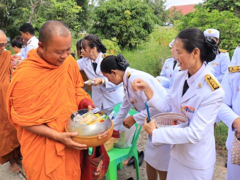 พิธีตักบาตรข้าวสารอาหารแห้ง และพิธีพิธีวางพวงมาลา