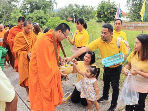 พิธีตักบาตรข้าวสารอาหารแห้ง และพิธีพิธีวางพวงมาลา