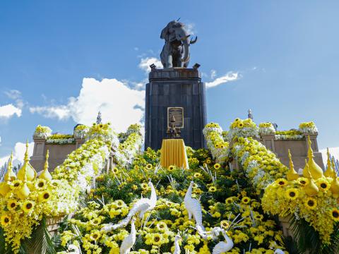 พิธีวางพวงมาลาและกล่าวน้อมรำลึกในพระมหากรุณาธิคุณ