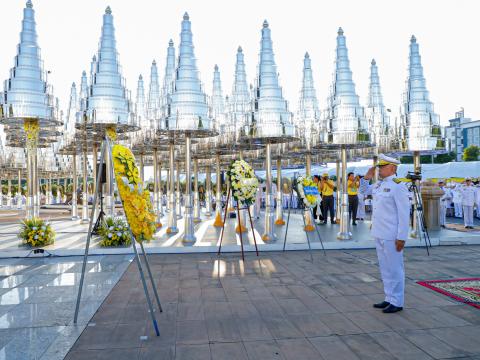 พิธีวางพวงมาลาและกล่าวน้อมรำลึกในพระมหากรุณาธิคุณ