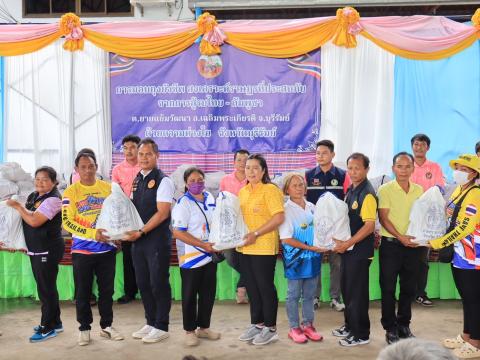 พิธีมอบถุงยังชีพให้กับประชาชนประสบภัยจากการสู้รับ ไทย-กัมพูชา