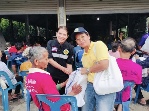 มอบถุงยังชีพให้กับประชาชนผู้ประสบภัยจากการสู้รับ ไทย-กัมพูชา ในพื้นที่ตำบลถาวร