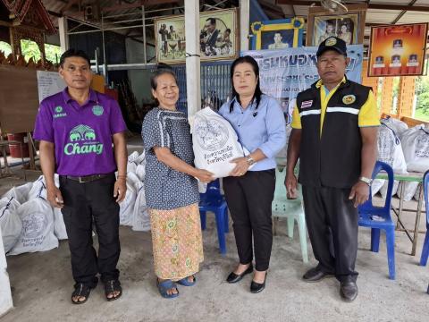 มอบถุงยังชีพให้กับประชาชนผู้ประสบภัยจากการสู้รับ ไทย-กัมพูชา หมู่ที่ 1