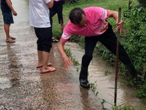 ลงพื้นที่เพื่อเเก้ไขปัญหาน้ำท่วมขังบริเวณซอยกลางหมู่บ้าน หมู่ที่ 1