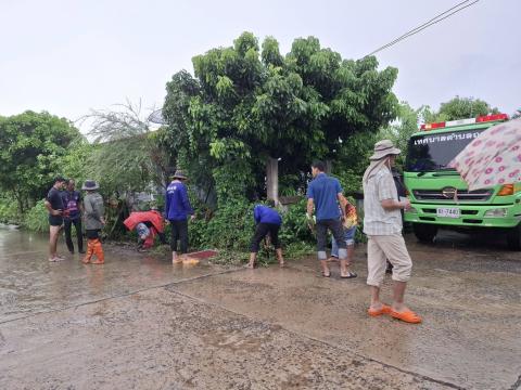 ลงพื้นที่เพื่อเเก้ไขปัญหาน้ำท่วมขังบริเวณซอยกลางหมู่บ้าน หมู่ที่ 1