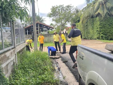 ดำเนินการซ่อมฝาท่อ และ ติดตั้งตะแกรงฝาท่อระบายน้ำ