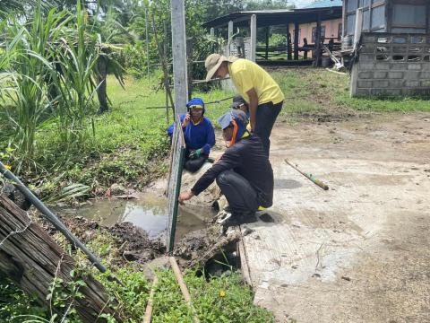 ดำเนินการซ่อมฝาท่อ และ ติดตั้งตะแกรงฝาท่อระบายน้ำ