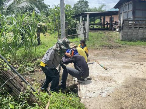 ดำเนินการซ่อมฝาท่อ และ ติดตั้งตะแกรงฝาท่อระบายน้ำ