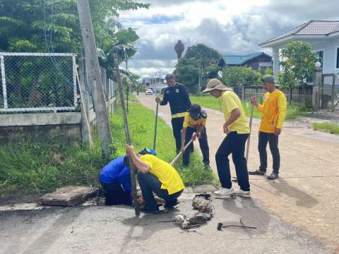 ดำเนินการซ่อมฝาท่อ และ ติดตั้งตะแกรงฝาท่อระบายน้ำ
