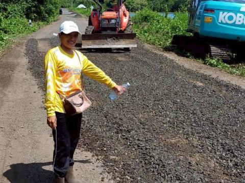 ลงพื้นที่สำรวจการก่อสร้างถนนโดยหินคลุกบดอัด