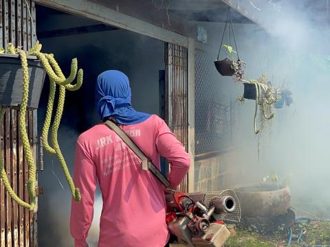 พ่นหมอกควันกำจัดยุงลาย พาหะนำโรคไข้เลือดออก