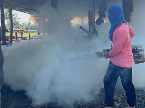 พ่นหมอกควันกำจัดยุงลาย พาหะนำโรคไข้เลือดออก
