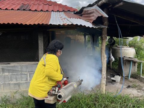 พ่นหมอกควันกำจัดยุงลาย พาหะนำโรคไข้เลือดออก