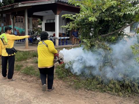 พ่นหมอกควันกำจัดยุงลาย พาหะนำโรคไข้เลือดออก