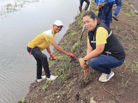 ร่วมกิจกรรมปลูกหญ้าแฝก บริเวณอ่างเก็บน้ำคลองโพธิ์