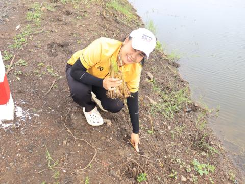 ร่วมกิจกรรมปลูกหญ้าแฝก บริเวณอ่างเก็บน้ำคลองโพธิ์