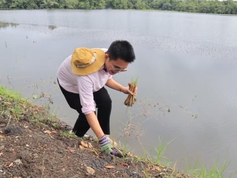 ร่วมกิจกรรมปลูกหญ้าแฝก บริเวณอ่างเก็บน้ำคลองโพธิ์