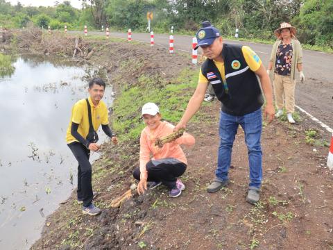 ร่วมกิจกรรมปลูกหญ้าแฝก บริเวณอ่างเก็บน้ำคลองโพธิ์