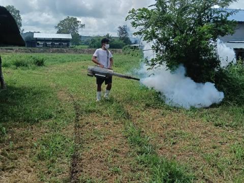 พ่นหมอกควันกำจัดยุงลาย พาหะนำโรคไข้เลือดออก