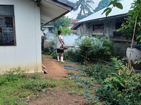 พ่นหมอกควันกำจัดยุงลาย พาหะนำโรคไข้เลือดออก