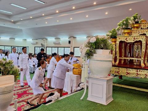 พิธีถวายน้ำสรงพระบรมศพเบื้องหน้าพระฉายาลักษณ์