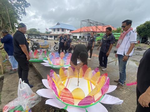 ตกแต่งสถานที่และเวทีเตรียมความพร้อมงานประเพณีลอยกระทงประจำปี 2568