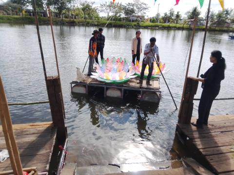 ตกแต่งสถานที่และเวทีเตรียมความพร้อมงานประเพณีลอยกระทงประจำปี 2568