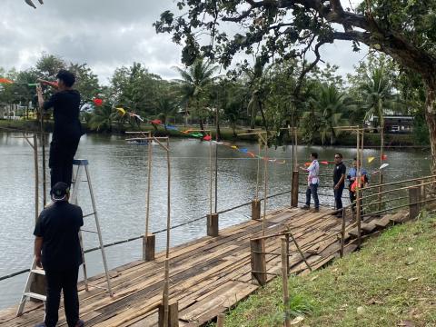 ตกแต่งสถานที่และเวทีเตรียมความพร้อมงานประเพณีลอยกระทงประจำปี 2568