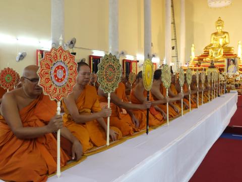 ร่วมพิธีบำเพ็ญกุศลสวดพระพุทธมนต์หรือสวดพระอภิธรรมอุทิศถวายพระราชกุศล