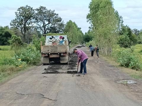 ซ่อมแซมถนนเส้นหนองเบือก และหมู่ที่ 5 บ้านหนองปรือ