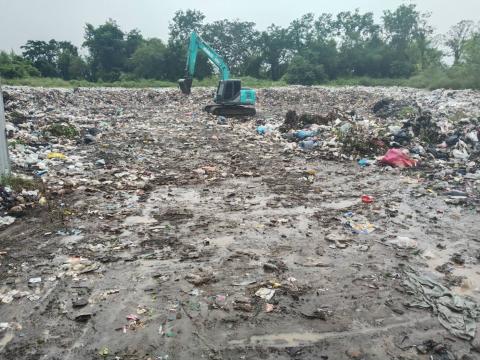 ปรับเกลี่ยพื้นที่บ่อขยะ