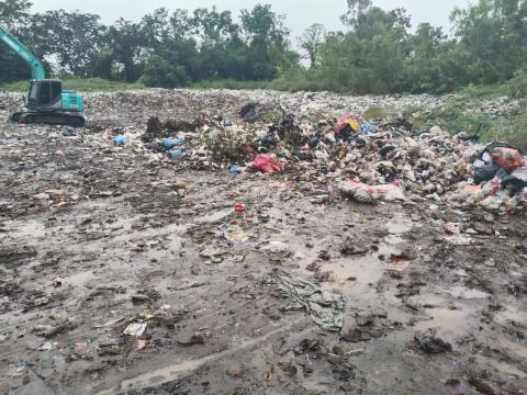 ปรับเกลี่ยพื้นที่บ่อขยะ