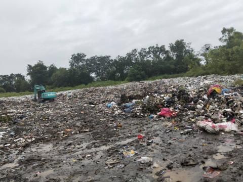 ปรับเกลี่ยพื้นที่บ่อขยะ