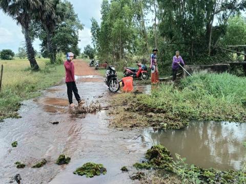 แก้ปัญหาวัชพืชที่ปิดกั้นประตูระบายคลองอีแซวสระขาม