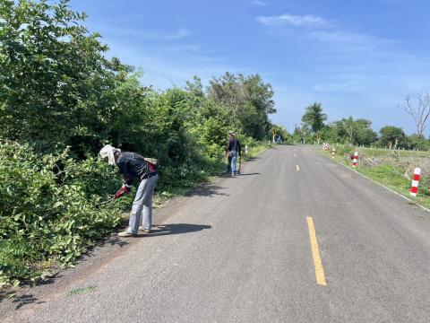 ตัดแต่งต้นไม้ริมถนน เพื่อปรับทัศนวิสัยในการขับขี่