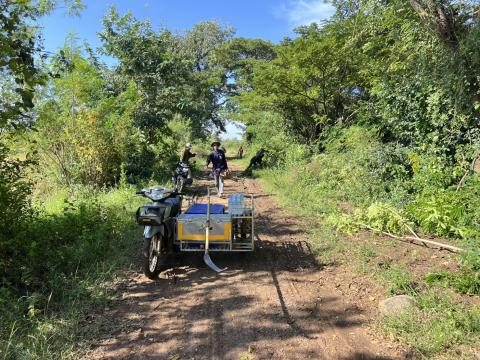 ดำเนินการตัดแต่งต้นไม้ริมถนนคลองโป่ง