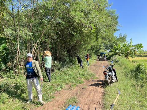 ดำเนินการตัดแต่งต้นไม้ริมถนนคลองโป่ง