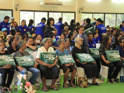 เดินทางรับมอบผ้าห่มในโครงการ “ไทยเบฟ…รวมใจต้านภัยหนาว”