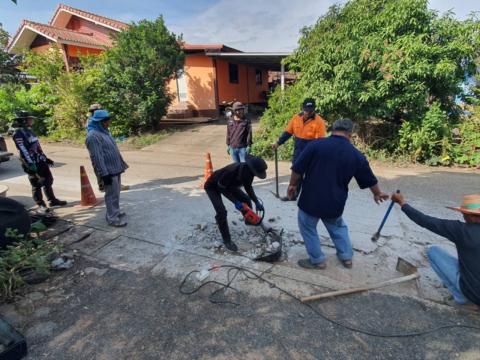 ซ่อมถนนคอนกรีตที่ชำรุด