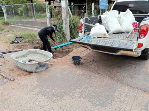 ดำเนินการซ่อมแซมถนนที่ชำรุดเสียหาย