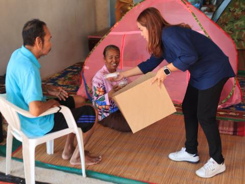 ส่งมอบสิ่งของอุปโภคบริโภค ณ ศูนย์พักพิงชั่วคราว วัดหนองโบส์ถ