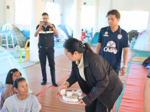 ส่งมอบสิ่งของอุปโภคบริโภค ณ ศูนย์พักพิงชั่วคราว วัดหนองโบส์ถ