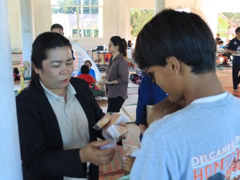 ส่งมอบสิ่งของอุปโภคบริโภค ณ ศูนย์พักพิงชั่วคราว วัดหนองโบส์ถ