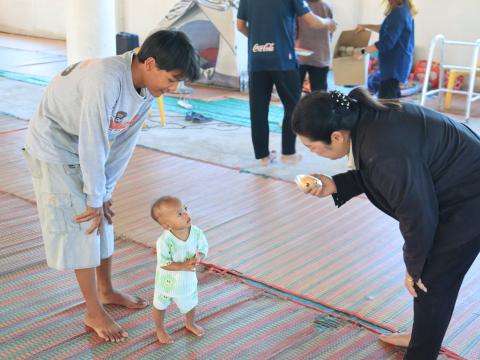 ส่งมอบสิ่งของอุปโภคบริโภค ณ ศูนย์พักพิงชั่วคราว วัดหนองโบส์ถ