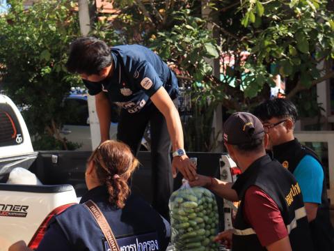 ส่งมอบสิ่งของอุปโภคบริโภค ณ ศูนย์พักพิงชั่วคราว วัดหนองโบส์ถ