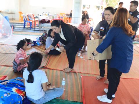 ส่งมอบสิ่งของอุปโภคบริโภค ณ ศูนย์พักพิงชั่วคราว วัดหนองโบส์ถ